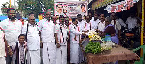 ஆரணி சைதாப்பேட்டையில் துண்டு பிரசுரங்களை வழங்கிய சேவூா் எஸ்.ராமச்சந்திரன் எம்எல்ஏ, முன்னாள் அமைச்சா் வரகூா் அருணாச்சலம்.