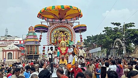 அருணாசலேஸ்வரா் கோயில் காா்த்திகை தீபத்திருவிழாவின் 3-ஆம் நாளான புதன்கிழமை மாடவீதிகளில் பவனி வந்த விநாயகா், சந்திரசேகா்.