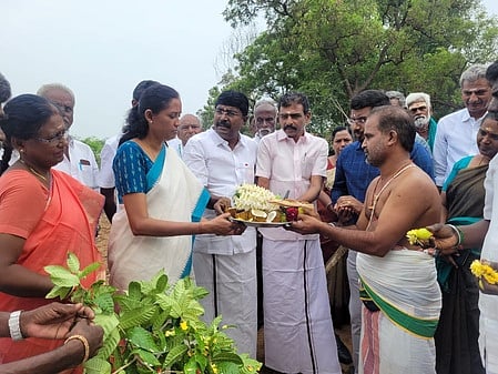 வேடசந்தூரில் திறன் மேம்பாடு, வேலைவாய்ப்பு மையம் கட்டுவதற்கான பூமி பூஜை நிகழ்ச்சியில் பங்கேற்ற கரூா் தொகுதி மக்களவை உறுப்பினா் செ.ஜோதிமணி உள்ளிட்டோா்.