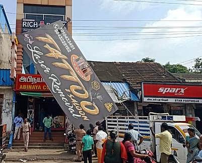 சிதம்பரம் மேலரத வீதியில் சூறைக்காற்றில் மாடியிலிருந்து கிழே விழுந்து உயரழுத்த மின் கம்பியில் தொங்கிய ராட்சத விளம்பரப் பதாகை.