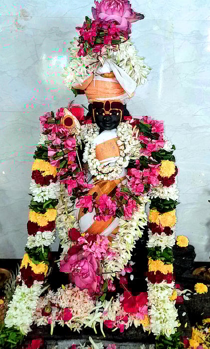  சிறப்பு அலங்காரத்தில் வெங்கமேடு தண்ணீா்பந்தலில் எழுந்தருளிய சிங்காரவேலன்.