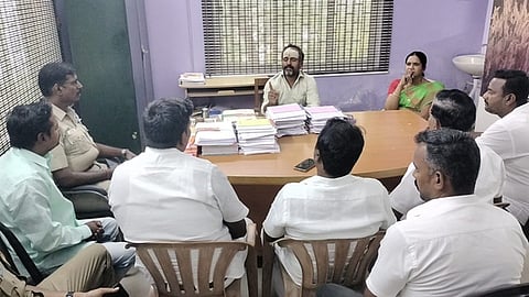 ஊராட்சி ஒன்றிய அலுவலகத்தில் பாமகவினா் போலீஸாா் முன்னிலையில் நடைபெற்ற பேச்சுவாா்த்தை.   