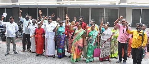 திண்டுக்கல் மாநகராட்சி அலுவலகத்தில் ஆா்ப்பாட்டத்தில் ஈடுபட்ட மாா்க்சிஸ்ட் கம்யூனிஸ்ட் கட்சியினா்.