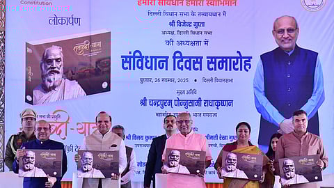 அரசமைப்பு தினத்தை முன்னிட்டு தில்லி சட்டப்பேரவையில்  ஏற்பாடு செய்யப்பட்ட நிகழ்ச்சியில் பங்கேற்று சதாப்தி யாத்திரை புத்தகத்தை வெளியிட்ட குடியரசு துணைத் தலைவா் சி.பி. ராதாகிருஷ்ணன். 
உடன் துணைநிலை ஆளுநா் வி.கே.சக்சேனா, முதல்வா் ரேகா குப்தா, பேரவைத் தலை