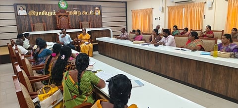 ஆய்வுக் கூட்டத்தில் பேசுகிறாா் மாவட்ட வழங்கல் அலுவலா் வி.முருகன். 