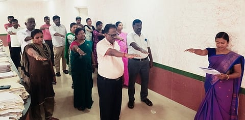  உறுதி மொழி ஏற்பில் பங்கேற்றோா்.