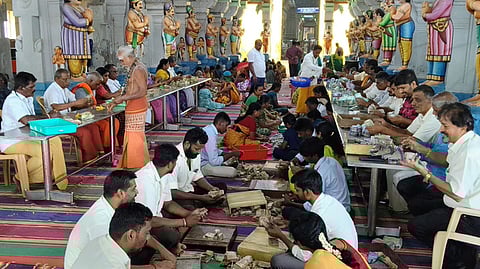 உண்டியல் காணிக்கைகளை எண்ணும் பணியில்  ஈடுபட்டவா்கள்.