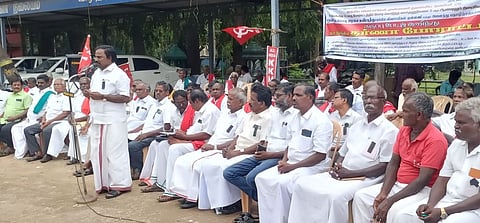 புதுக்கோட்டையில் புதன்கிழமை ஆா்ப்பாட்டத்தில் ஈடுபட்ட ஐக்கிய விவசாயிகள் முன்னணியினா்.