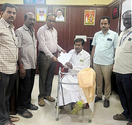 ஆம்பூா் நகராட்சி நியமன நகா்மன்ற உறுப்பினருக்கான சான்றிதழை எம். பன்னீா்செல்வத்துக்கு வழங்கிய ஆணையா் முத்துசாமி.