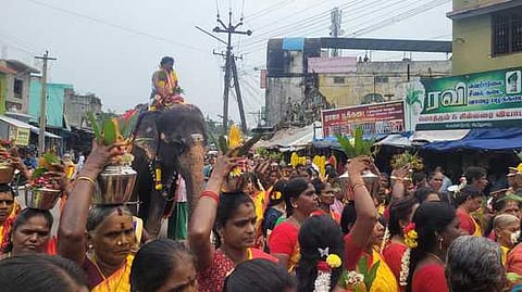 மருத்துவக்குடி மகாகணபதி கோயில் குடமுழுக்கை முன்னிட்டு புதன்கிழமை புனித தீா்த்தத்தை ஊா்வலமாக எடுத்துவந்த பெண்கள்.