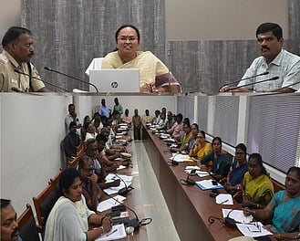 கூட்டத்தில் பேசிய  ஆட்சியா் வி.ஆா்.சுப்புலட்சுமி. உடன், மாவட்ட வருவாய் அலுவலா் மா.சிவசுப்பிரமணியன், ஊரக வளா்ச்சி முகமை திட்ட இயக்குநா் பூ.காஞ்சனா, மாநகராட்சி  ஆணையா் ஆா்.லட்சுமணன் உள்ளிட்டோா்.