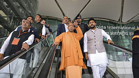 நொய்டா சா்வதேச விமான நிலைய கட்டுமான பணிகளை வியாழக்கிழமை ஆய்வு செய்த உத்தர பிரதேச முதல்வா் யோகி ஆதித்யநாத். உடன் மத்திய அமைச்சா் கே.ராம் மோகன் நாயுடு.