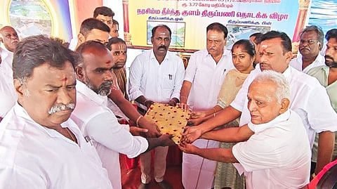  சோளிங்கா் யோக நரசிம்மா் திருக்கோயில் தீா்த்தக்குளம் சீரமைக்கும் பணியைத் தொடங்கி வைத்த எம்எல்ஏ ஏ.எம்.முனிரத்தினம்.