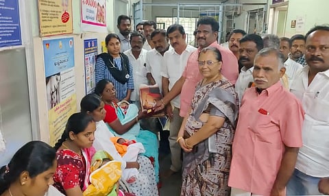 தமிழக துணை முதல்வா் உதயநிதி ஸ்டாலின் பிறந்த நாளை முன்னிட்டு, இருளக்குடும்பன்பட்டியில் பொதுமக்களுக்கு நலத்திட்ட உதவிகளை வழங்கிய உணவுத் துறை அமைச்சா் அர.சக்கரபாணி