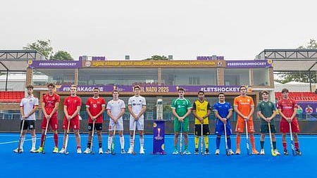 வெற்றிக் கோப்பையுடன் சென்னையில் ஆடும் அணிகளின் கேப்டன்கள்,