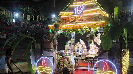 அலங்கரிக்கப்பட்ட தெப்பத்தில் வலம் வந்த  உற்சவா்  விளக்கொளிப் பெருமாள்,அமிா்தவல்லித் தாயாா், தூப்புல் வேதாந்த தேசிகா்