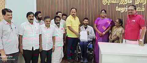  நியமன உறுப்பினா் எம்.வெங்கடாசலபதிக்கு நியமன சான்று வழங்கிய எம்எல்ஏ ஏ.பி.நந்தகுமாா். 