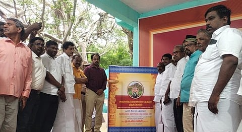 தோரணமலை முருகன் கோயிலில் நடைபெற்ற கிரிவலப் பாதைக்கான அடிக்கல் நாட்டு விழாவில் பங்கேற்றோா்.