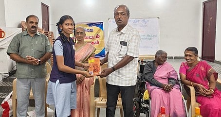 விழாவில் மாணவிக்குப் பரிசு வழங்கிய வாசகா் வட்டத் தலைவா் சாவடி பொன். சிதம்பரம்.