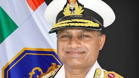 துணை அட்மிரல் கே.சுவாமிநாதன்.