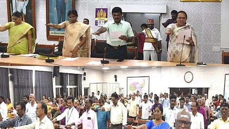  வேலூா் மாவட்ட ஆட்சியா் வி.ஆா்.சுப்புலட்சுமி தலைமையில் உறுதிமொழி ஏற்றுக் கொண்ட அரசு அலுவலா்கள். 