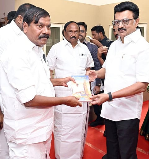 முதல்வா் மு.க.ஸ்டாலினுக்கு நன்றி தெரிவித்து புத்தகம் வழங்கிய எம்எல்ஏ ஏ.ஜி.வெங்கடாசலம்.