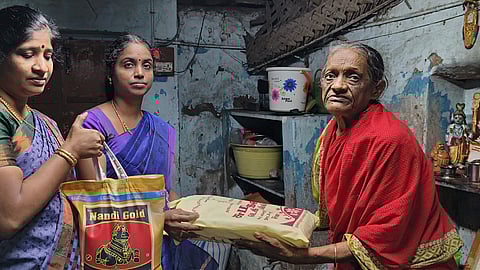  மூதாட்டிக்கு நிவாரண உதவி வழங்கும் சீா்காழி நகா்மன்றத் தலைவா் துா்கா பரமேஸ்வரி.