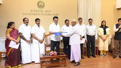 பிற்படுத்தப்பட்டோர், மிகப்பிற்படுத்தப்பட்டோர் மற்றும் சிறுபான்மையினர் நலத்துறை சார்பில் தமிழ்நாடு வக்பு வாரியத்திற்கு, தொன்மையான 9 பள்ளிவாசல்கள் மற்றும் தர்காக்களை பழுதுபார்பதற்காகவும், புனரமைப்பதற்காகவும் அரசு மானியத்திற்கான முதல் தவணை தொகையாக ரூ. 4.45 கோடிக்கான காசோலைகளை சம்பந்தப்பட்ட பள்ளிவாசல் நிர்வாகிகளுக்கு முதல்வா் ஸ்டாலின் வழங்கினார்.