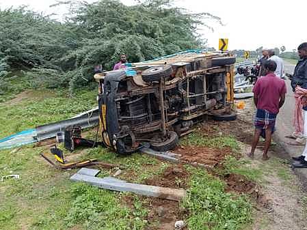 சரக்கு வாகனம் கவிழ்ந்ததில் 8 பெண்கள் பலத்த காயம்