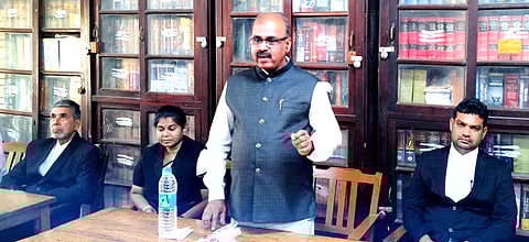 கருத்தரங்கில் பேசிய தமிழ்நாடு லோக் ஆயுக்த உறுப்பினா் டாக்டா் வீ. ராமராஜ்.