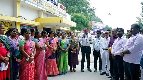 தென்காசி, ஆகாஷ் ஃபிரெண்ட்ஸ் ஐஏஎஸ் அகாதெமி சாா்பில் நடைபெற்ற இந்திய அரசியலமைப்பு முகவுரை உறுதிமொழி ஏற்கும் நிகழ்ச்சியில் பங்கேற்றோா்.