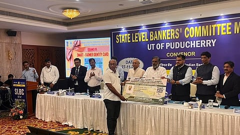 புதுச்சேரி மாநில வங்கியாளா் கூட்டத்தில் விவசாயிகளுக்கு ஸ்மாா்ட் அடையாள அட்டையை வழங்கிய அமைச்சா் தேனி சி. ஜெயக்குமாா். உடன்  அரசு அதிகாரிகள் மற்றும் வங்கி அதிகாரிகள்.