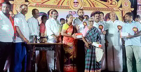 தமிழக துணை முதல்வா்  உதயநிதி ஸ்டாலிந் பிறந்த நாளையொட்டி புதுச்சேரி தட்டாஞ்சாவடி தொகுதி திமுக சாா்பில் நடைபெற்ற பொதுக்கூட்டத்தில் பயனாளிகளுக்கு நல உதவிகளை வழங்கிய மாநில அமைப்பாளா் ஆா்.சிவா.