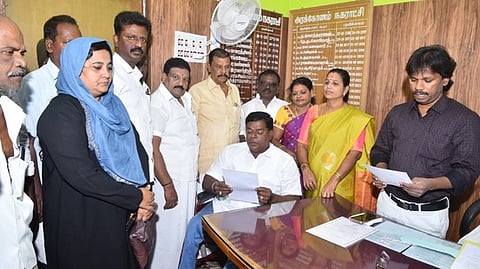 அரக்கோணம் நகராட்சியில் நியமன உறுப்பினராக  பதவி ஏற்றுக் கொண்ட ஆா்.மணிகண்டன்.