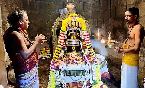 அண்ணாமலையாா்  அலங்காரத்தில்  அருள்பாலித்த  வீமீஸ்வரா்.