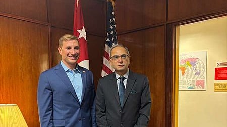 அமெரிக்க வெளியுறவுத் துறை துணைச் செயலா் ஜேக்கப் ஹெல்பொ்கை வாஷிங்டனில் சந்தித்துப் பேசிய அந்நாட்டுக்கானஇந்திய தூதா் வினய் குவாத்ரா.