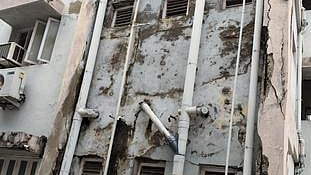 சேதமடைந்த  இ.எஸ்.ஐ. மருத்துவமனை கட்டடம்.