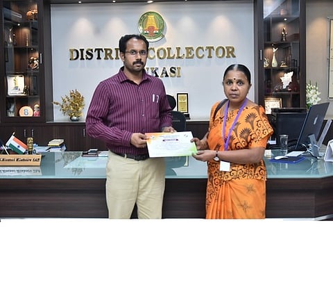 வாக்குச் சாவடி நிலை அலுவலருக்கு பாராட்டுச் சான்றிதழ் வழங்கிய ஆட்சியா் ஏ.கே.கமல்கிஷோா்.