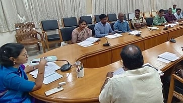 அதிபலத்த மழை எச்சரிக்கை விடப்பட்டுள்ளதை அடுத்து ராணிப்பேட்டையில் ஆட்சியா் ஜெ.யு.சந்திரகலா தலைமையில் நடைபெற்ற ஆலோசனைக் கூட்டம்.