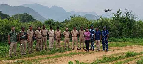 சிவகிரி பகுதியில் டிரோன் கேமரா மூலம் யானை கண்காணிப்புப் பணியில் ஈடுபட்ட வனத் துறையினா்.