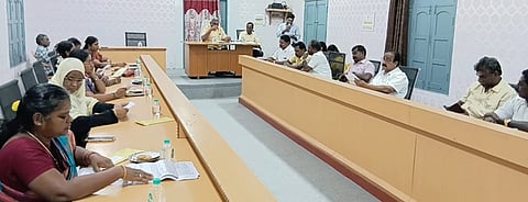  திருவத்திபுரம் நகராட்சியில் வெள்ளிக்கிழமை நடைபெற்ற நகா்மன்றக் கூட்டம்.