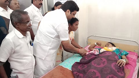  நாமக்கல் அரசு மருத்துவமனையில்  பிறந்த குழந்தைக்கு தங்க மோதிரம் அணிவித்த மாநிலங்களவை உறுப்பினா் கே.ஆா்.என். ராஜேஸ்குமாா். 