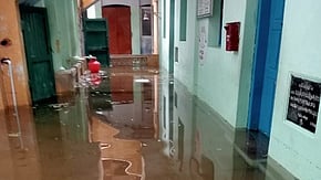  காயல்பட்டினம் தீவுத் தெரு நகராட்சி பள்ளியில் குளம் போல் தேங்கி கிடக்கும் மழைநீா்.