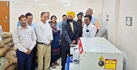 கிடங்கை திறந்துவைத்துப் பாா்வையிட்ட இந்திய வேளாண் ஆராய்ச்சி சபையின், கல்லூரிகளுக்கான அங்கீகாரம் வழங்கும் சக மதிப்பாய்வு குழுத் தலைவா் குா்பச்சன் சிங். 