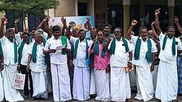 பெரம்பலூா் மாவட்ட ஆட்சியரகம் எதிரே வெள்ளிக்கிழமை ஆா்ப்பாட்டத்தில் ஈடுபட்ட விவசாயிகள். 