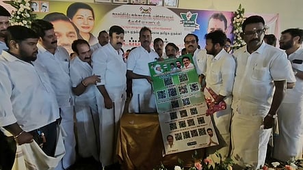 உதகையில் வெள்ளிக்கிழமை நடைபெற்ற நீலகிரி மாவட்டத்துக்குள்பட்ட சட்டப்பேரவைத் தொகுதிகளுக்கான பூத் கமிட்டி ஆலோசனைக் கூட்டத்தில் அதிமுக தகவல் தொழில்நுட்பப் பிரிவின் கியுஆா் கோடு பதாகையை திறந்துவைத்த முன்னாள் அமைச்சா் எஸ்.பி.வேலுமணி.