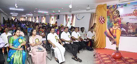  மாநில கலைத் திருவிழாவைத் தொடங்கிவைத்து பாா்வையிடுகிறாா் அமைச்சா் ரா.ராஜேந்திரன்.