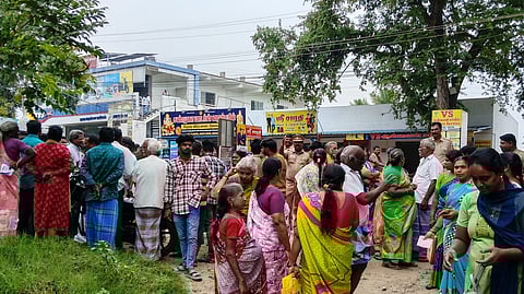  வாழப்பாடியில் சாலை மறியலில் ஈடுபட்ட பொதுமக்களை சமாதானம் செய்த போலீஸாா், வருவாய்த் துறையினா். 