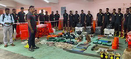 தரங்கம்பாடியில் முகாமிட்டுள்ள தேசிய பேரிடா் மீட்புப் படையினா்.