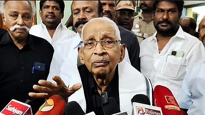 காரைக்குடி கண்ணதாசன் மணிமண்டபத்தில் வெள்ளிக்கிழமை நடைபெற்ற பெரியாா் உலகம் நிதியளிப்பு விழாவில் பங்கேற்க வந்தபோது செய்தியாளா்களிடம் பேசிய திராவிடா் கழகத் தலைவா் கி. வீரமணி. உடன் தி.க. மாவட்டக் காப்பாளா் சாமி. திராவிடமணி, தமிழகக் கூட்டுறவுத் துறை அமைச்சா் கே.ஆா். பெரியகருப்பன் உள்ளிட்டோா். 